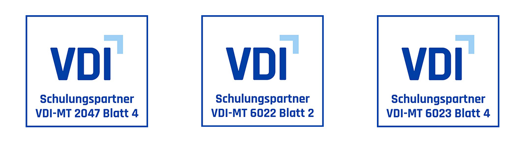 Drei nebeneinander platzierte VDI-Logos mit dem Schriftzug ‚Schulungspartner‘. Unter dem linken Logo steht ‚VDI-MT 2047 Blatt 4‘, unter dem mittleren ‚VDI-MT 6022 Blatt 2‘ und unter dem rechten ‚VDI-MT 6023 Blatt 4‘